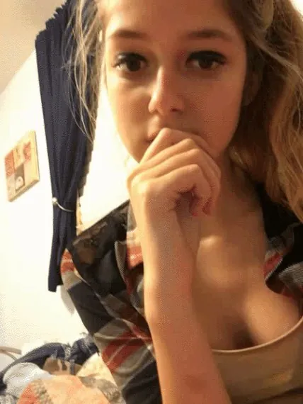 Gifs Mulheres mostrando os peitos